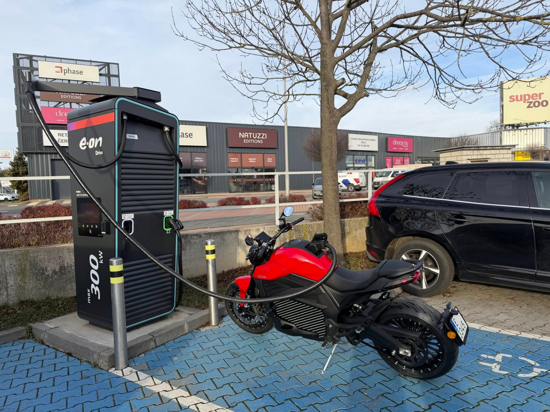 nabíjanie elektromotorky na verejnej nabíjačke